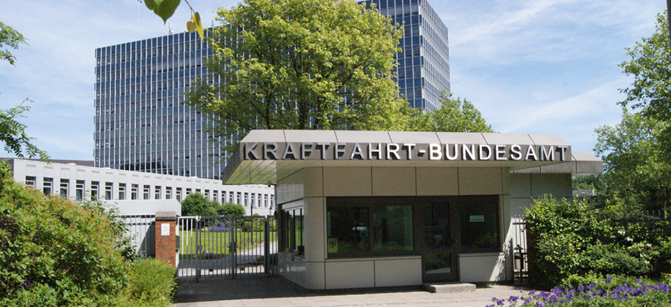 Das Gebäude des Kraftfahrt-Bundesamts Flensburg bei Sonnenschein