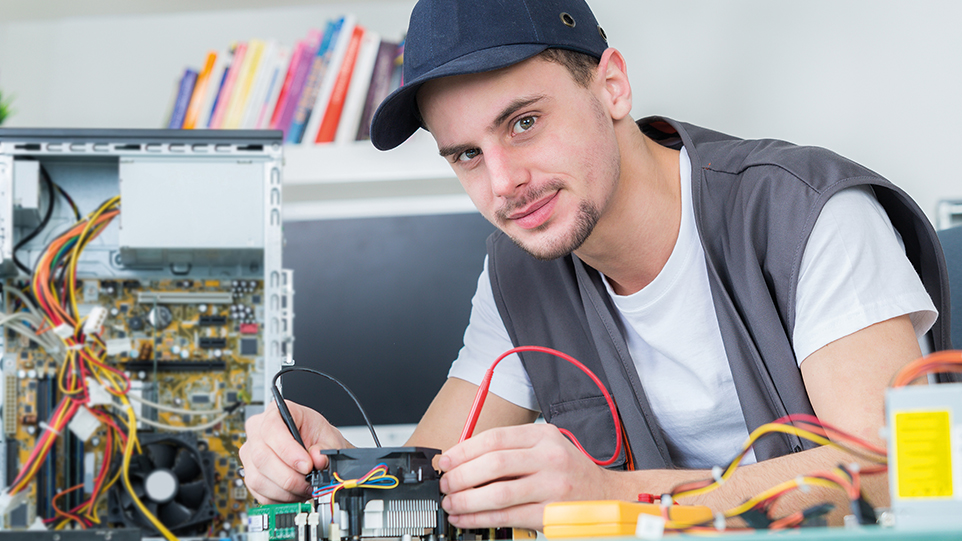 Junger Mann arbeitet an offenem Rechner