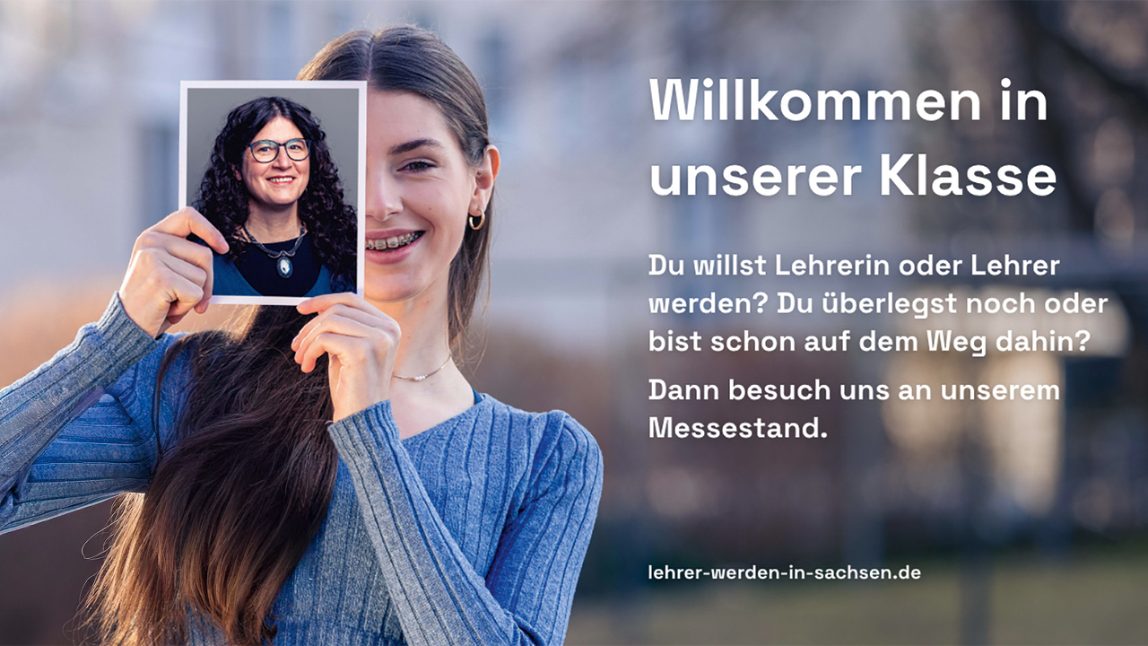Bild eines jungen Mädchens das das Porträt einer Frau vor sich hält. Dazu der Text: Willkommen in unserer Klasse. Du willst Lehrerin oder Lehrer werden? Du überlegst noch oder bist schon auf dem Weg dahin? Dann besuch uns an unserem Messestand.