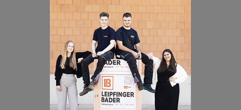 Vier lächelnde Auszubildende der Leipfinger-Bader GmbH