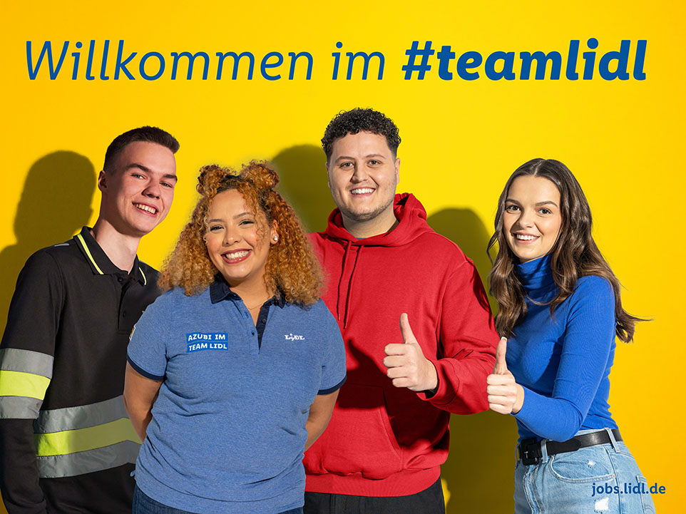 Vier junge Mitarbeitende von Lidl, Bildaufschrift: Willlkommen im #teamlidl
