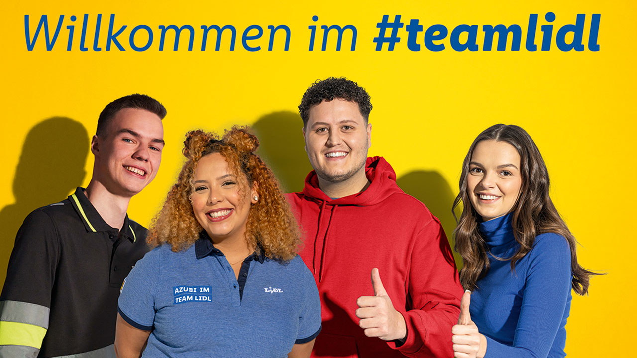 Vier lächelnde Azubis vor einem gelben Hintergrund, Bildaufschrift: Willkommen im #teamlidl
