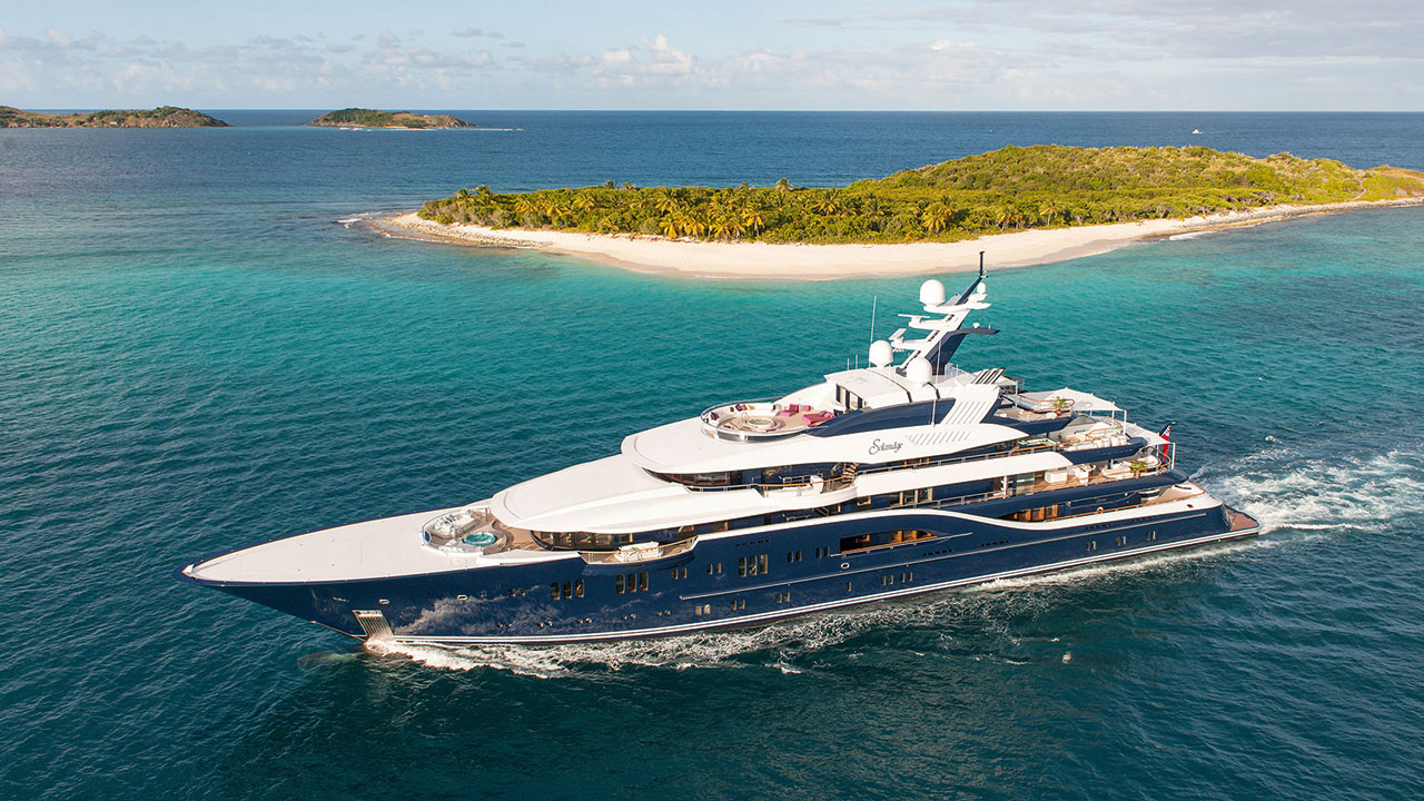 Yacht der Lürssen Werft auf dem Wasser vor einer Insel