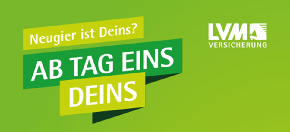 Grünes Banner mit Logo und der Aufschrift: Neugier ist Deins? Ab Tag Eins Deins