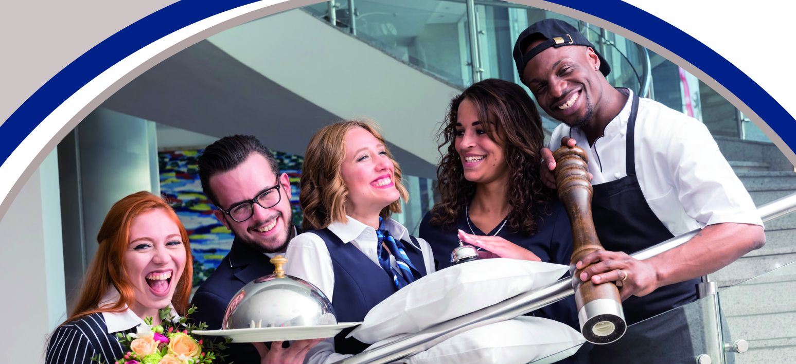 Gruppenbild von Hotelfachleuten, Restaurantfachleuten und Koch