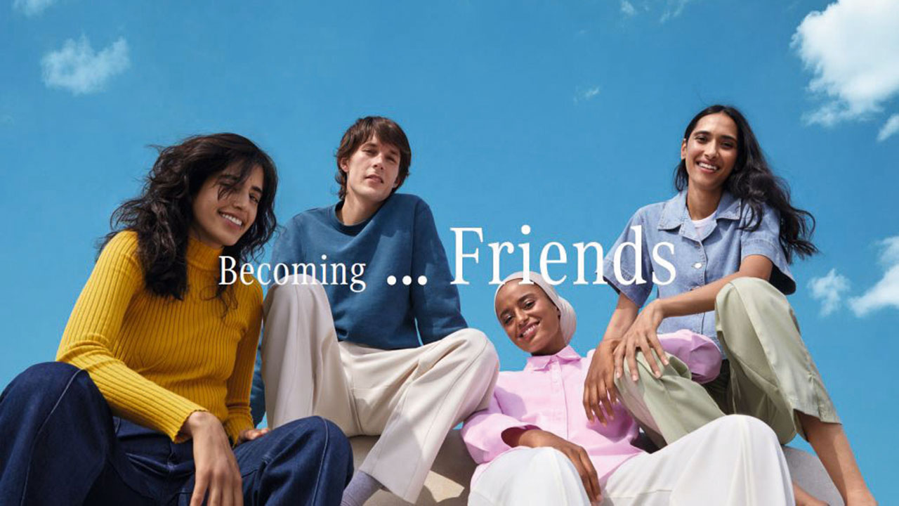 Vier junge lächelnde Menschen vor blauem Himmel, Bildaufschrift: Becoming ... Friends