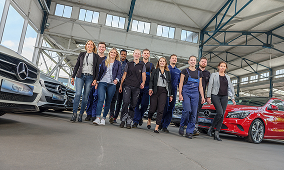 Azubi Gruppenbild vor Mercedes Autos