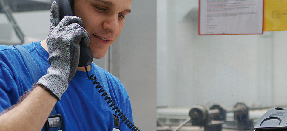 Person am Telefon.