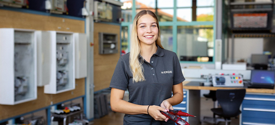 Junge Mitarbeitende der N-ERGIE Aktiengesellschaft in einer Werkstatt