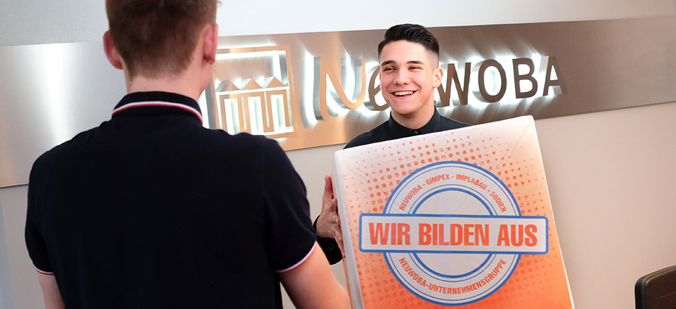 Zwei Personen unterhalten sich.