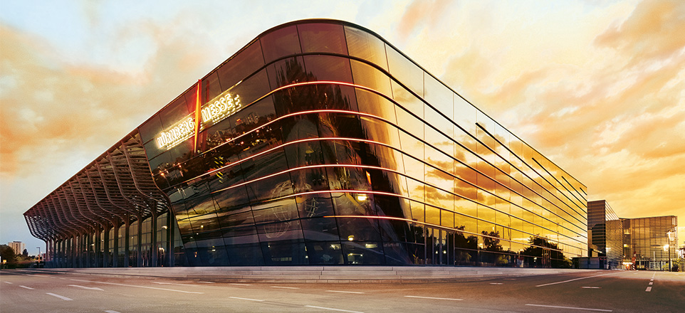 Messehalle im goldenen Abendlicht