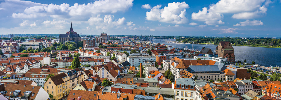 Luftaufnahme der Stadt Rostock. 
