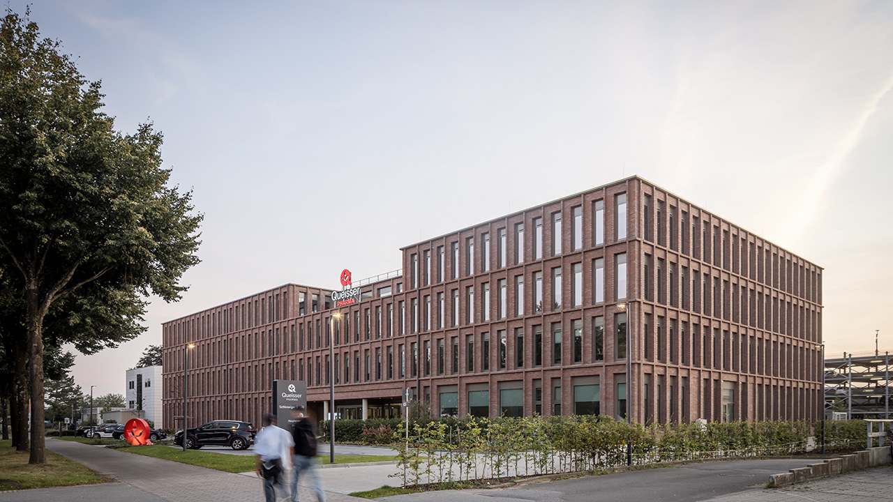 Das Gebäude der Queisser Pharma GmbH & Co. KG bei blauem Himmel