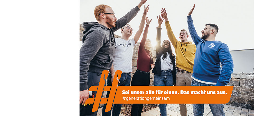 Azubis halten die Hände hoch