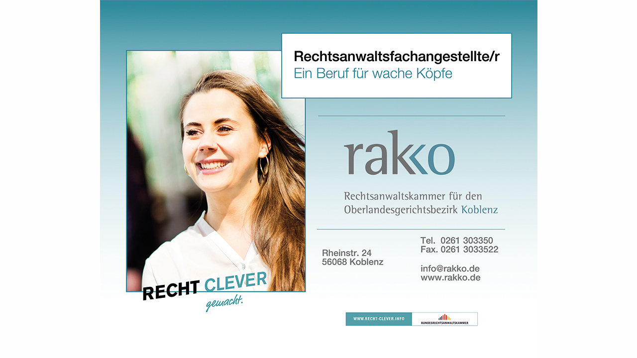 Junger Mann lacht freundlich.