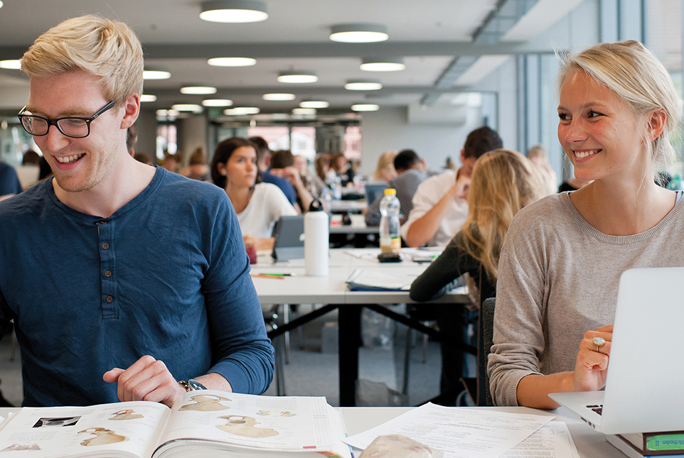 Studenten beim Lesen