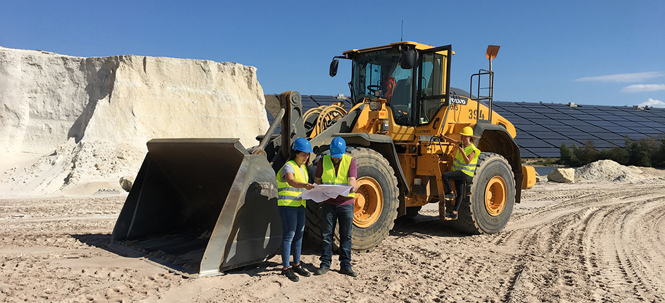 Große Baumaschine mit zwei Personen