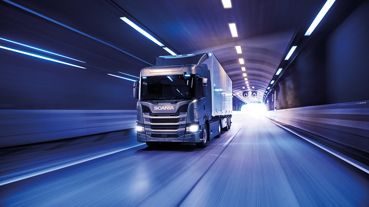 LKW fährt durch blau erleuchteten Tunnel