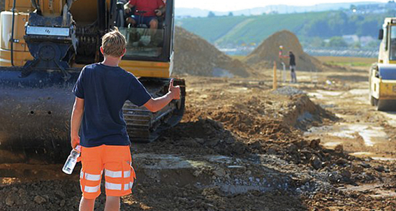 Person auf einer Baustelle.