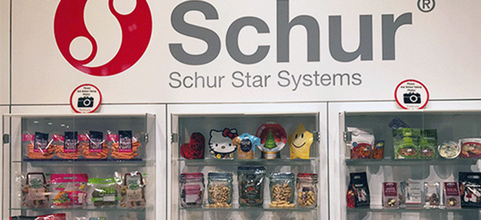 Regal mit Verpackungen von Schur Star Systems