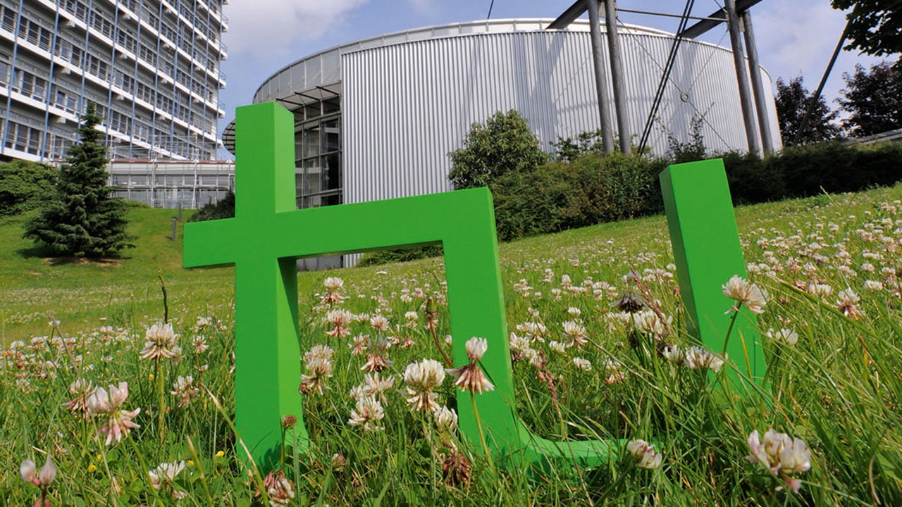 Wiese mit den Buchstaben TU auf dem Campus der Technischen Universität Dortmund 
