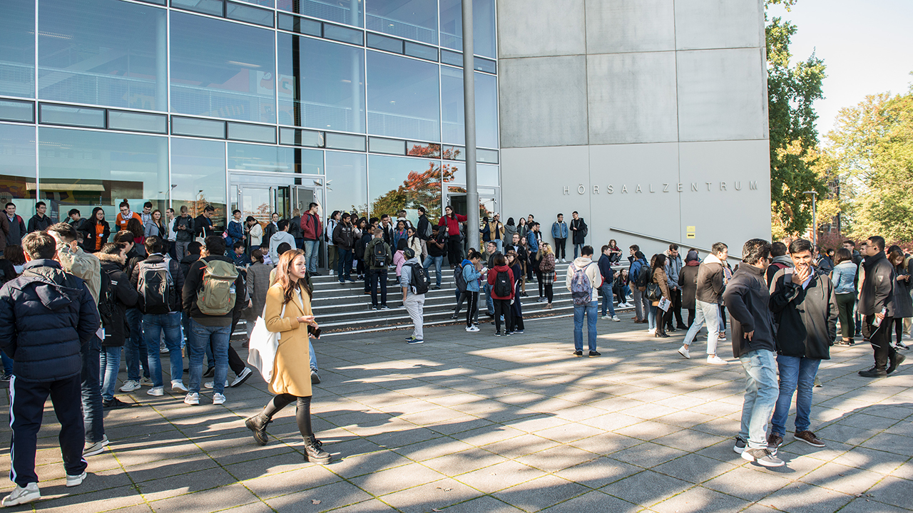 Ansicht des Hörsaalzentrums an der Bergstraße mit zahlreichen Studierenden.
