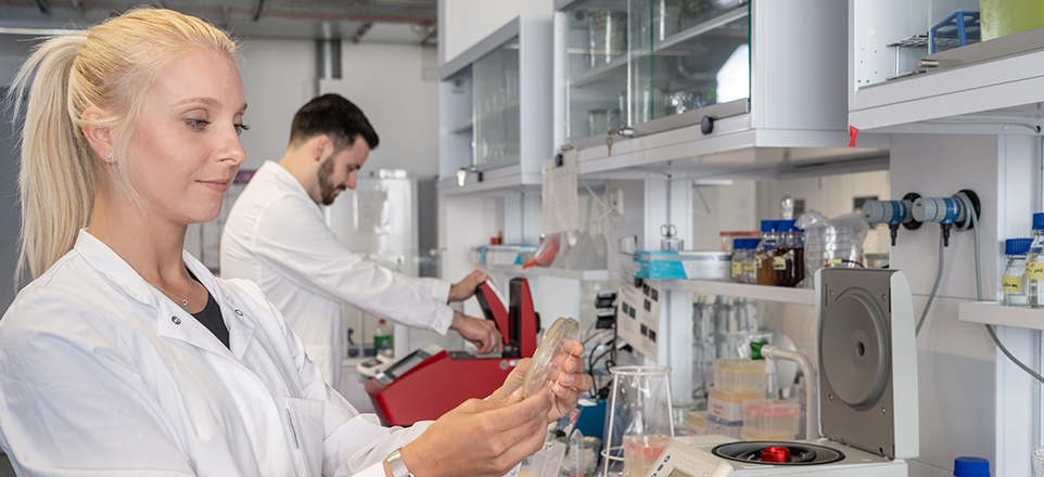 Studierende der Technischen Universität München  im Labor