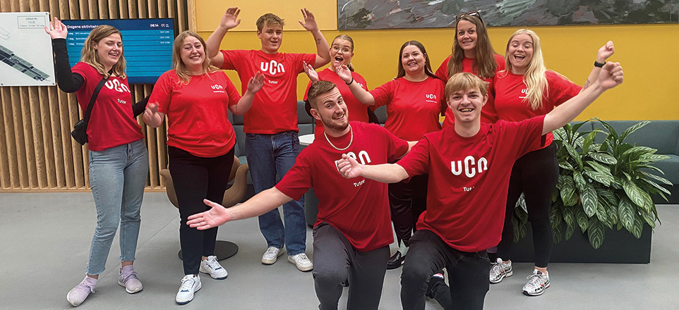 Neun junge Menschen in roten T-Shirts mit dem UCN-Logo machen verschiedene Gesten mit den Armen