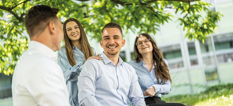 4 Personen im Grünen