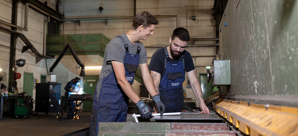 Zwei Menschen in der Werkstatt beim Bau einer Anlage