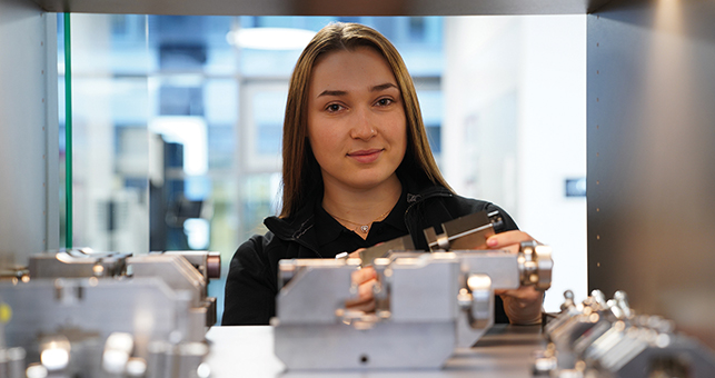 Junge Person mit einem Bauteil in der Hand