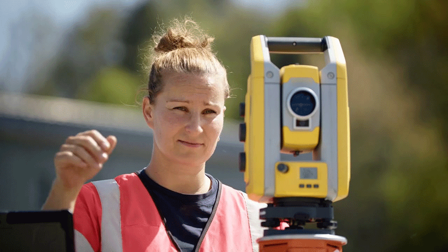 Geomatikerin bei der Arbeit