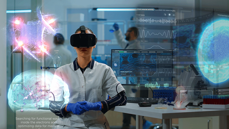 Montage Forscherin mit VR-Brille in einem modernen Medizin-Labor.