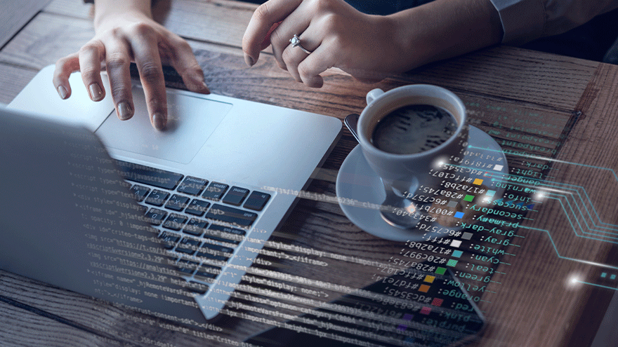 Laptop und Kaffeetasse (Symbolbild). ©Freepik