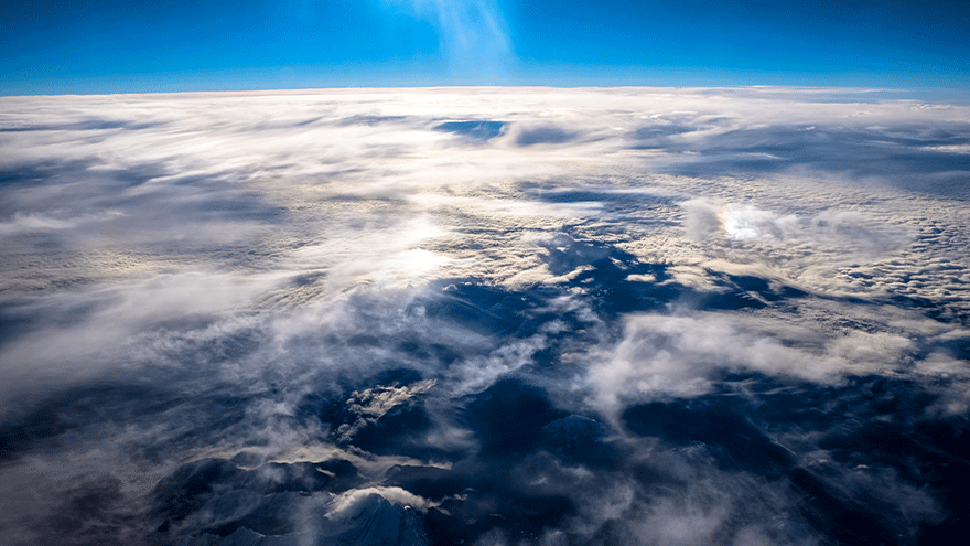 Über den Wolken (Symbolbild). ©wirestock via Freepik.